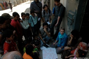 Together with community members the students are doing participatory mapping of the area’s problems
